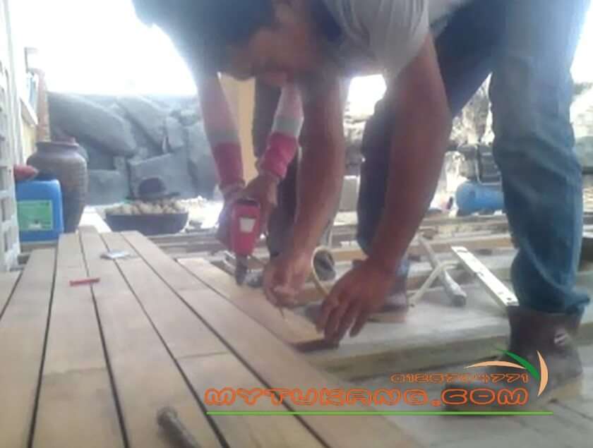 Awning kayu balau premium kalis air melindungi ruang parkir kereta daripada hujan