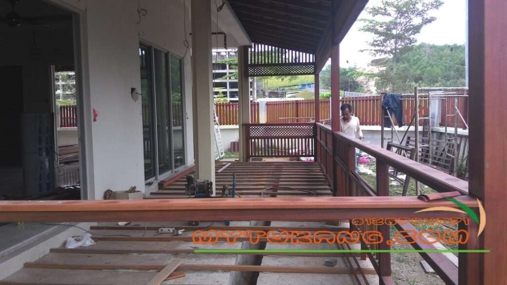 Pergola kayu chengal minimalis di halaman rumah dengan salutan kalis air anti-UV