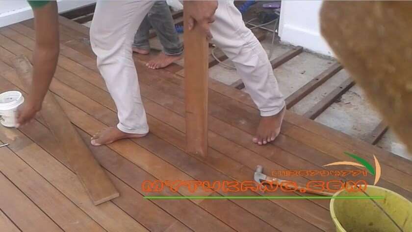 Loteng kayu mezzanine berstruktur chengal untuk ruang pejabat mini dalam rumah