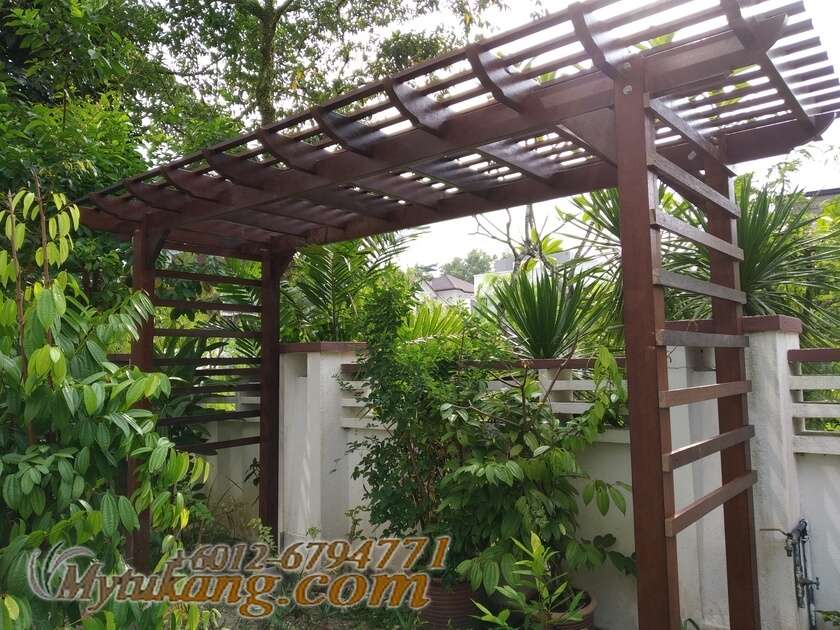 Lantai kayu decking balau tahan lasak anti-calar di tepi kolam renang mewah