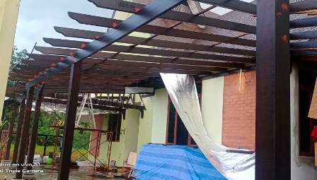 Awning klasik daripada kayu keras cengal dan balau dengan kemasan atap shingle roof untuk porch rumah gaya resort