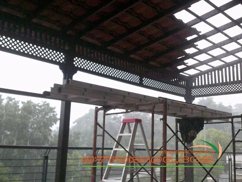 Pemasangan pergola kayu moden untuk bumbung awning rumah di Sri Hartamas, Damansara